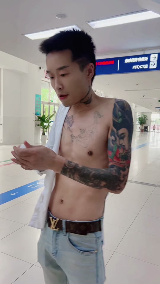 到流眼泪我还是坚持给大家带来开心和快乐,可能好多人讨厌纹身的男人