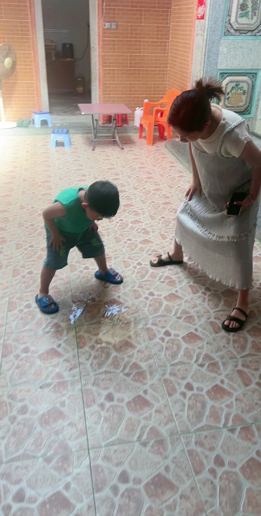 美女呕吐垃圾桶