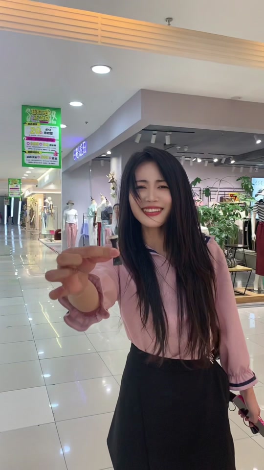 富家千金大小姐宁宁打开怀表 - 抖音