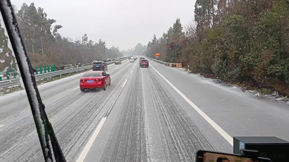 许广高速路面有积雪 #道路结冰 #实时路况 #下雪路滑