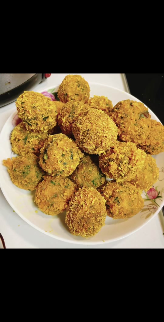 初心♑:#春天的味道 #荠菜圆子 第一次用荠菜炸圆子,味道还不错哦