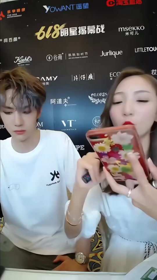 给王一博拥抱的女主持是谁 - 抖音