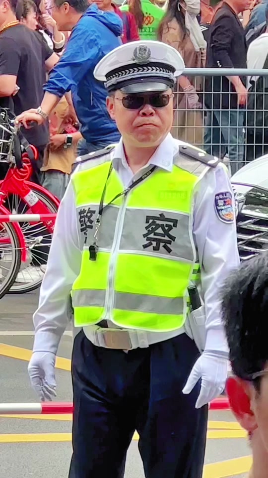 杭州白衬衫交警执勤新闻 - 抖音