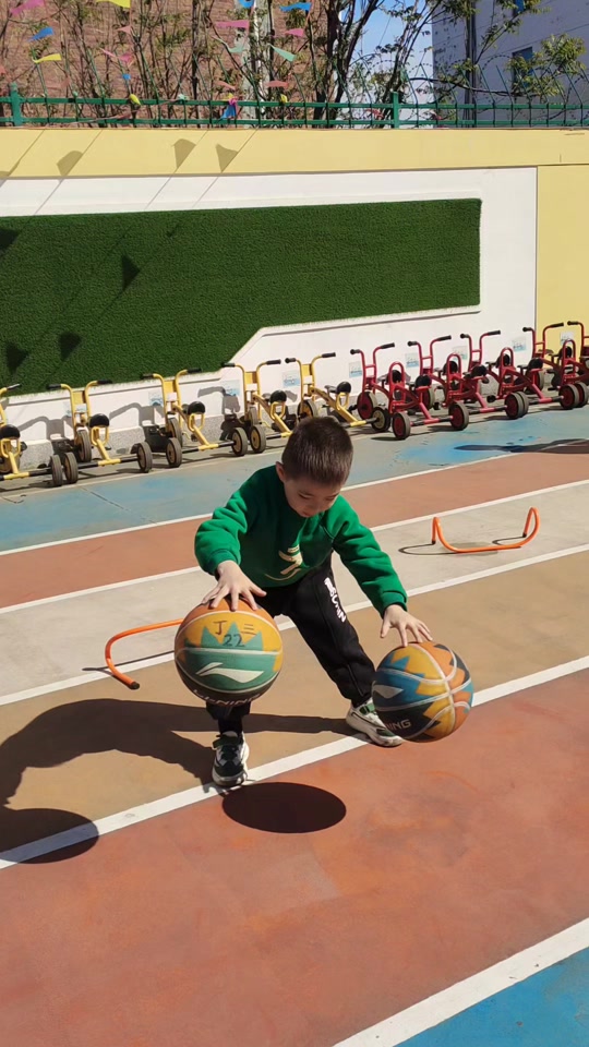 双手拍球花样动作