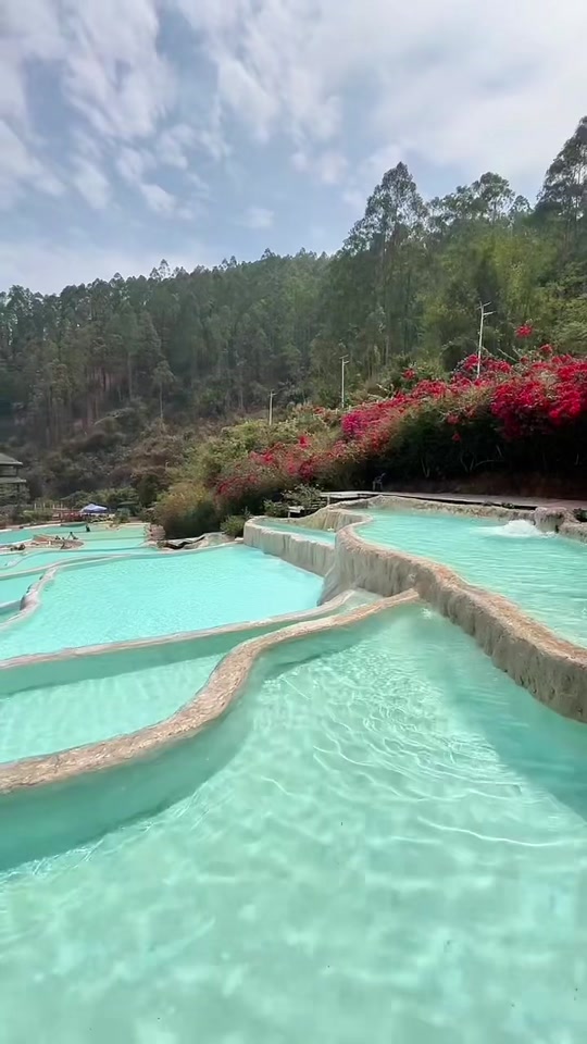 上思县十万大山布透温泉拍照