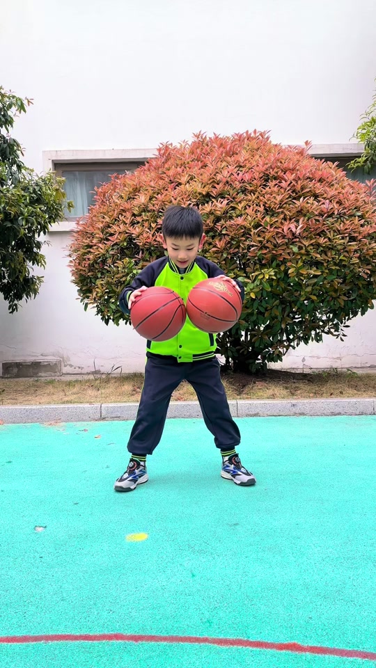 双手拍球花样动作