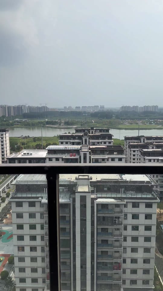 河南新乡长垣景和·山水云居顶层两层家用电梯测量现场实拍,周边有