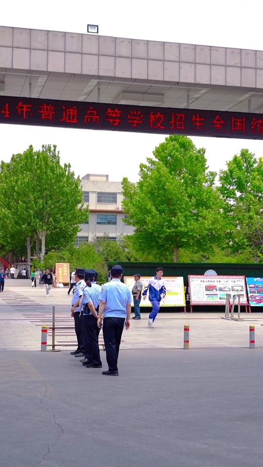 菏泽二中第一个出考场的人 - 抖音