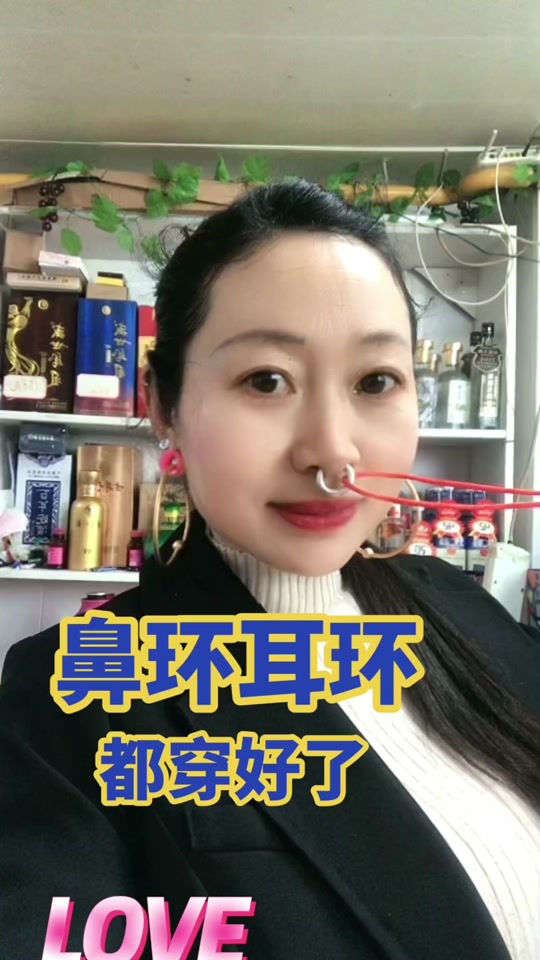 女子戴鼻环套上绳子拉着走