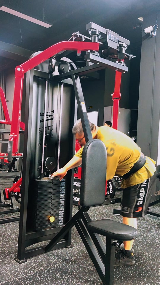 器械侧平举正确姿势