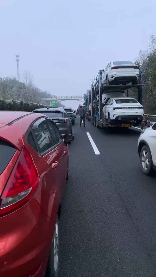 沪武高速黄冈路段,还是严重堵塞,请各位过往的司机朋友们注意安全