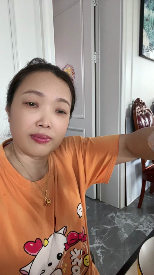 炖汤喝有营养 哪知道小妹不吃鸡,她怕长胖,  家里人也不吃, 就我这个