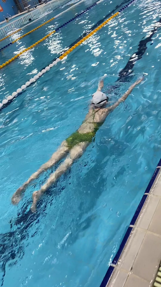 身体不需要波浪,感受水的拉伸感,生活也不在别处,就在当下#游泳打卡