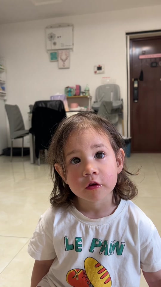 已经满嘴俄罗斯话我已经听不懂了~突然发现她的婴儿感消失了