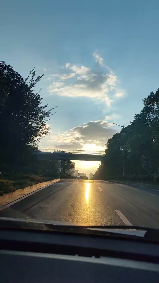 清晨第一缕阳光 阳光透过云层散射出一缕缕阳光,人们