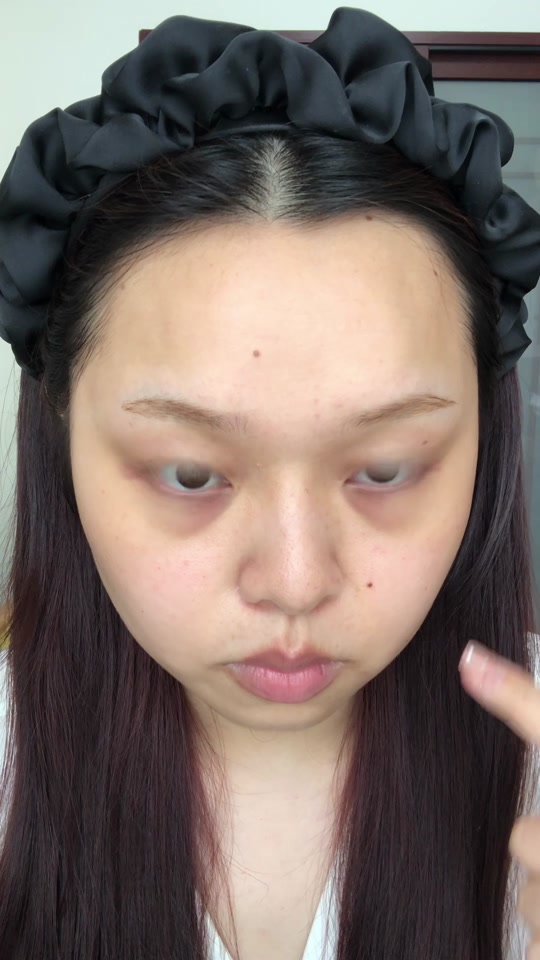 黑眼圈妹外媒