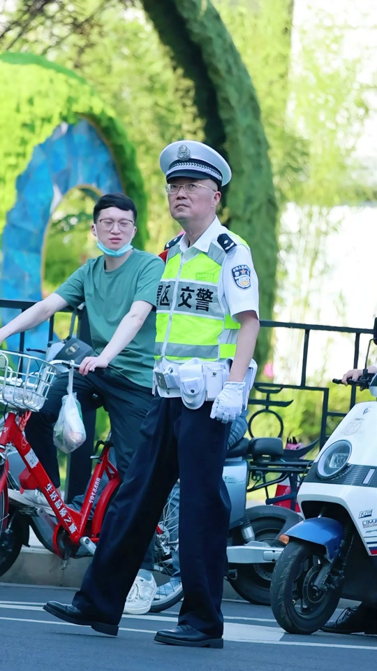 杭州白衬衫交警执勤新闻 - 抖音