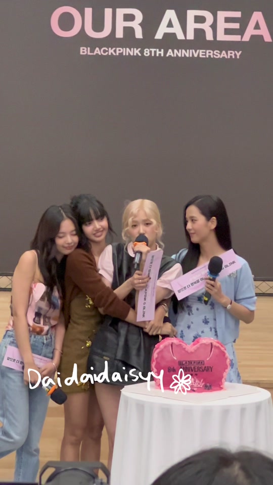 blackpink8周年壁纸肉妮