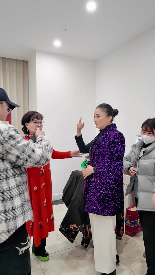 主持人杨珊_主持人杨珊珊个人资料简介_中央电视台导演杨珊珊 - 抖音