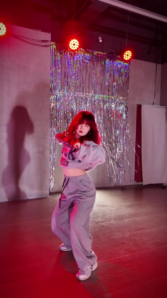 扯肩带kpop