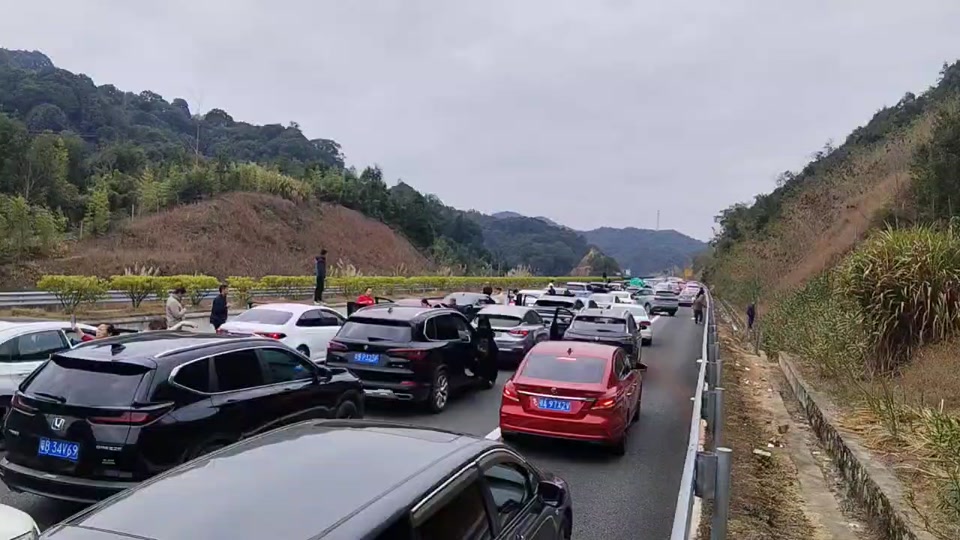 广龙高速紫金段,黄村往惠州方向严重拥堵