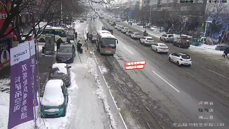 三轮车横穿马路 - 抖音