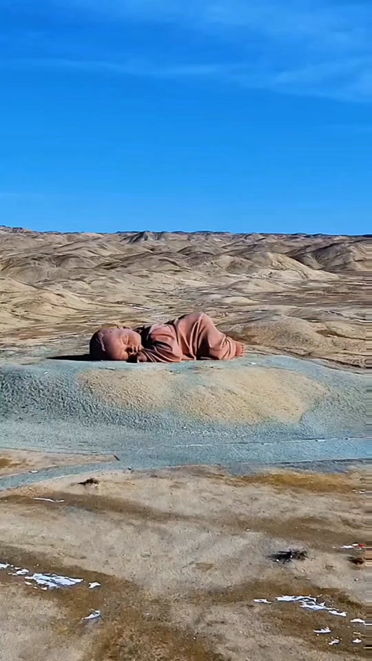 大地之子沙漠巨婴#在甘肃酒泉市爪洲的戈壁滩上#以孤独为枕以黄沙为