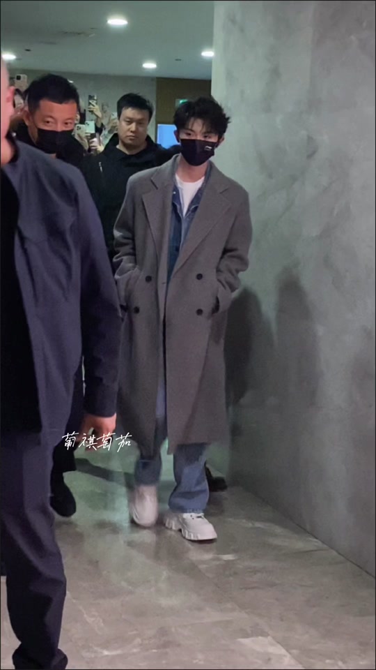 马嘉祺走路姿势腿越走越细