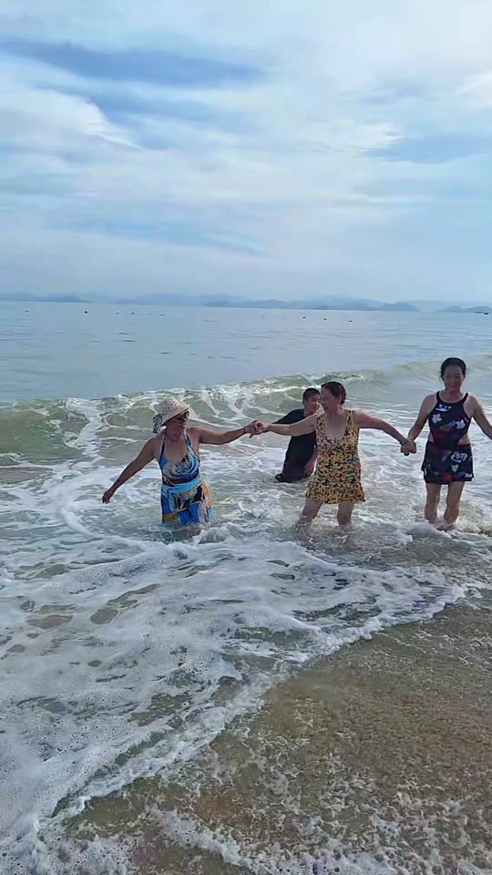 快乐的四姐妹 相聚深圳玫瑰海岸, 面朝大海吹着海风,拥 抱海水,,漫步