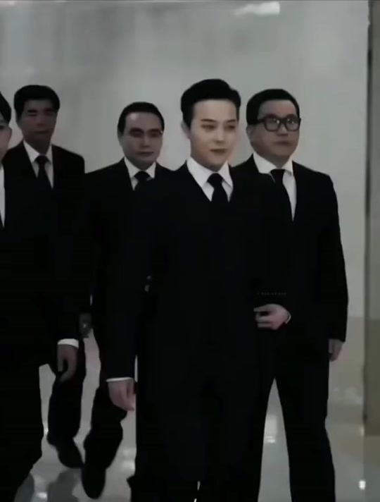 权志龙封神现场蓝色西装 - 抖音