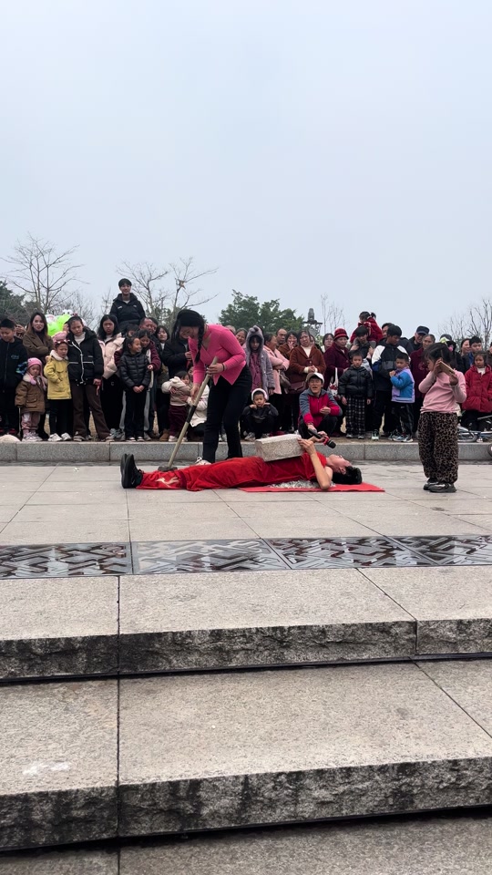 胸口碎大石河南杂技