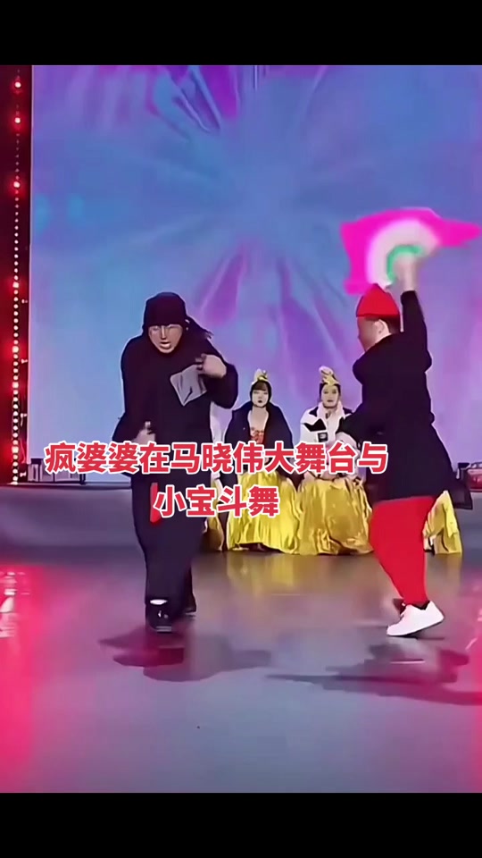 抖音跳椅子舞=抖音坐椅子上跳舞的女孩