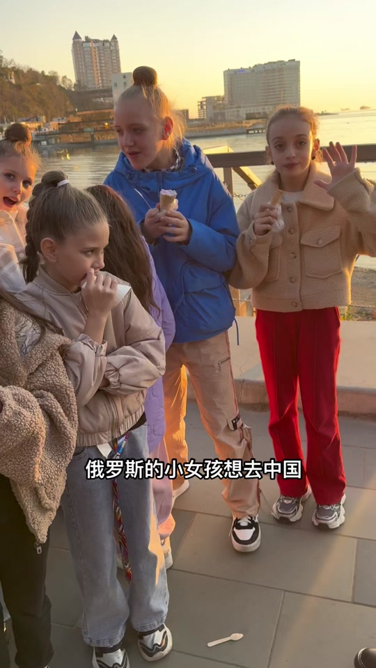 俄罗斯双胞胎姐妹宝宝