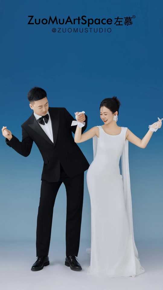 摄影师单膝跪地拍照