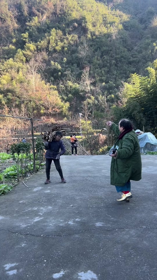 大炮三vlog村花的大哥_大炮三vlog村花涨奶