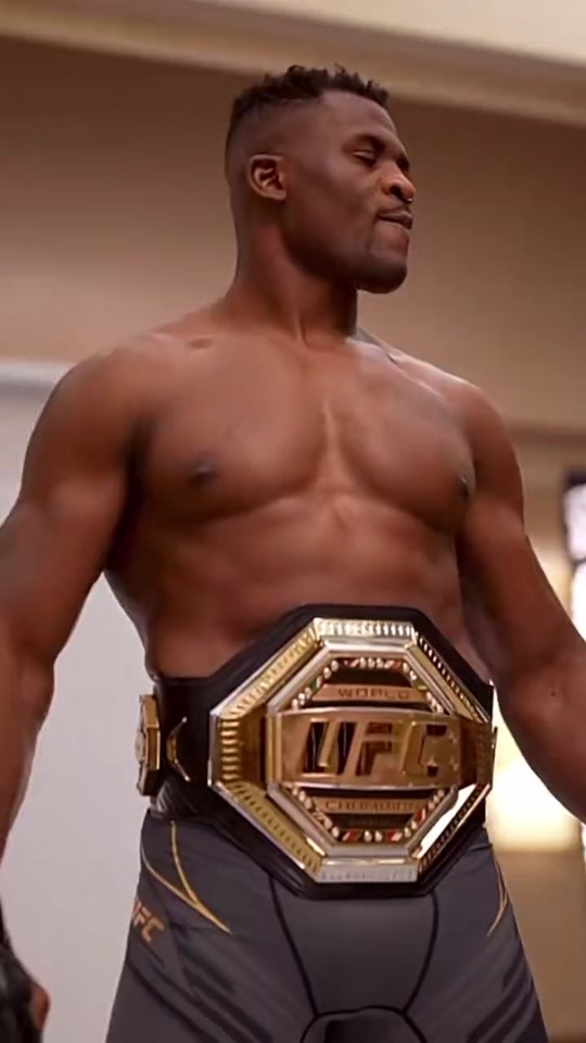 ufc锤子巅峰身材和纳干诺身材对比 - 抖音