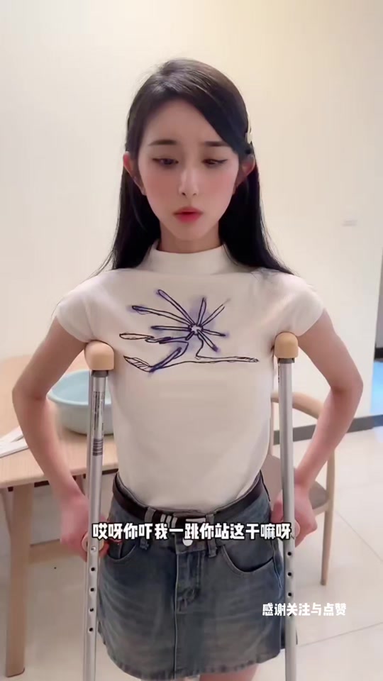 轮椅女孩莹崽是骑黄毛摔的吗