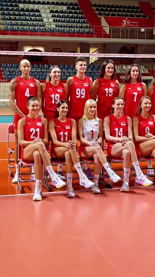 土耳其女排瓦尔加斯李盈莹对比 - 抖音