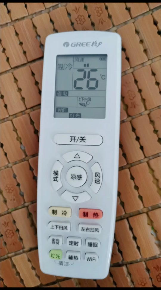 格力空调摇控器使用方法:1 温度调至26度 2 风度调至2档 3 按住&quot