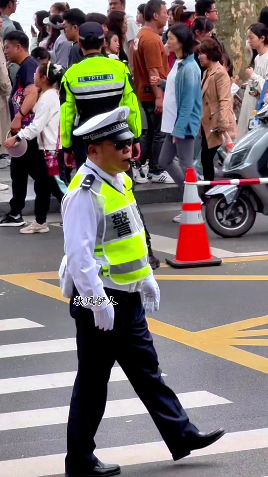 杭州白衬衫交警执勤新闻 - 抖音
