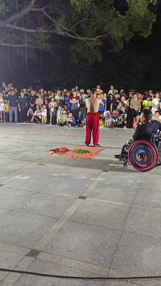 胸口碎大石河南杂技