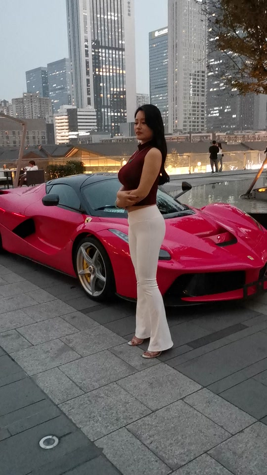 美女提法拉利电影