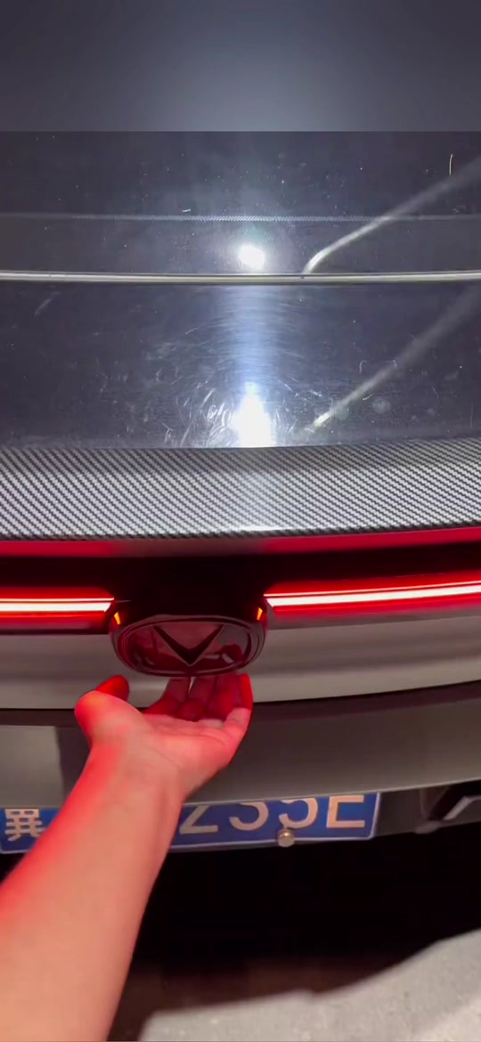 长安uniz车标改发光