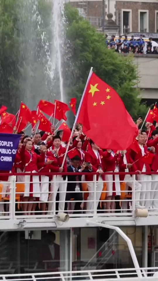 五星红旗迎风飘扬歌曲2008奥运会 - 抖音