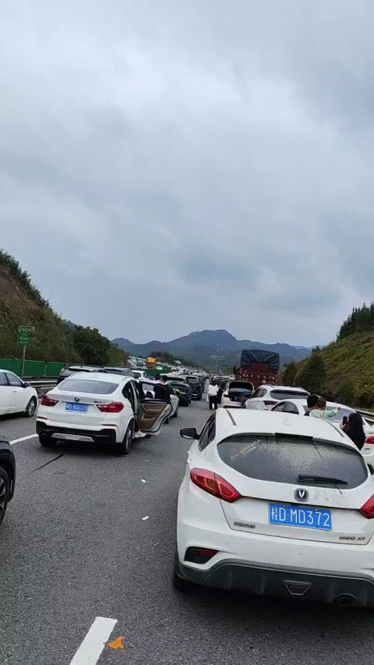 春节返程石渝高速和二广高速堵车吗 - 抖音