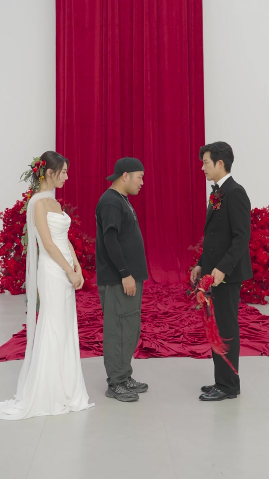 摄影师单膝跪地拍照