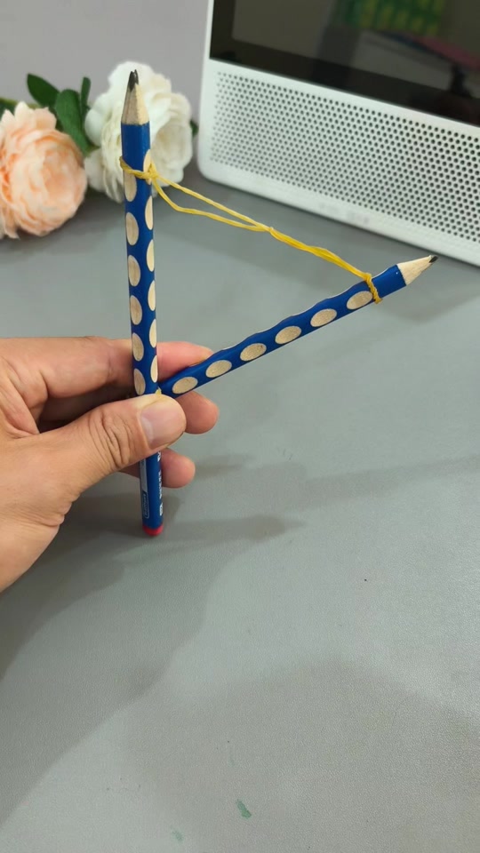 如何拿一支笔和一个皮筋做一个弓箭