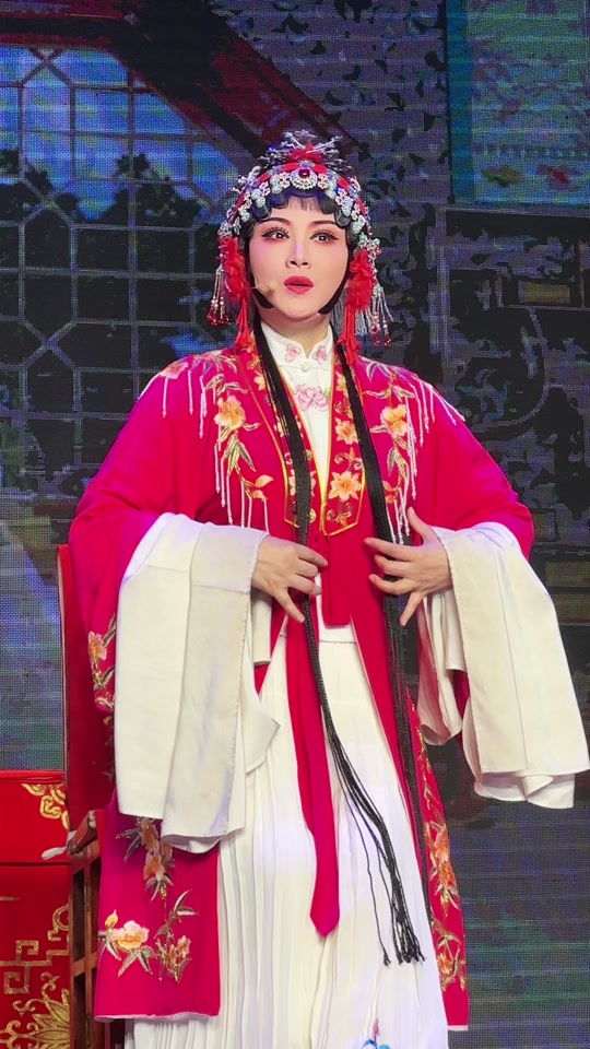 越剧演员缪新斌被砸矿泉水瓶 - 抖音