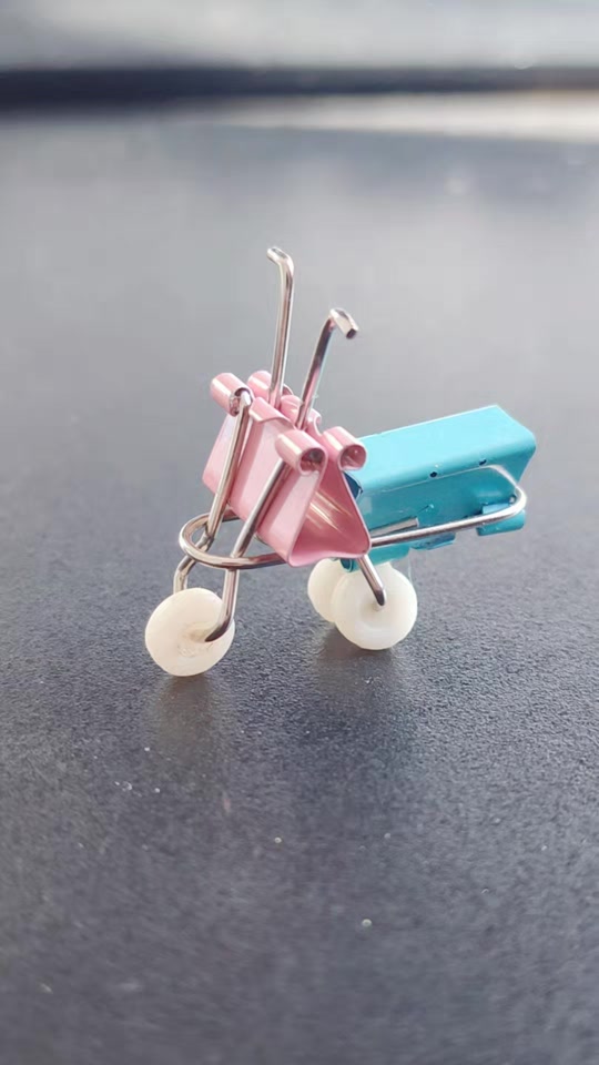 用夹子做小摩托车