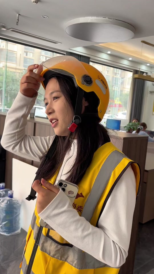 美团外卖骑手夜跑女孩